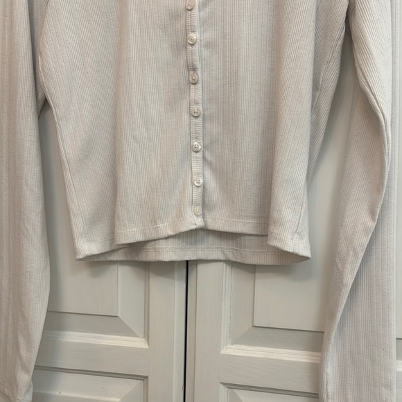 Hollister White Fitted Button Down Crop Top. Size M. Minimalist - Picture 4 of 5